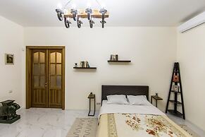 Antique Art Apartment at Khreschatyk