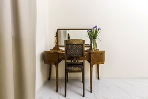Antique Art Apartment at Khreschatyk