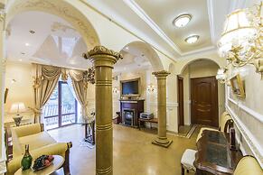 Luxurious Classic Apartment Bessarabka