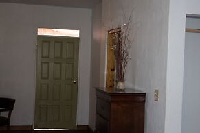 The Pub Comfort Suites