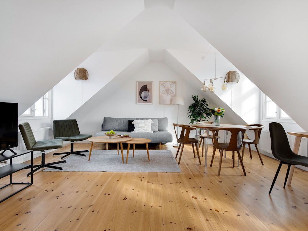 Saint - Nice 1-bdr Apt by the Canals