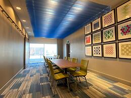 Holiday Inn Express & Suites Aurora by IHG