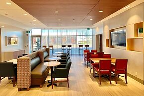 Holiday Inn Express & Suites Aurora by IHG