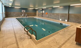 Holiday Inn Express & Suites Aurora by IHG