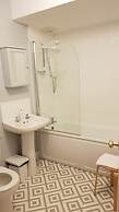 Central 3 Bedroom Next to Leafy Meadows
