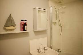 Central 3 Bedroom Next to Leafy Meadows
