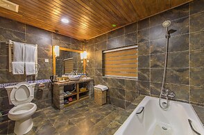 Lijiang Langyun Inn