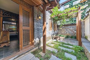 Lijiang Langyun Inn