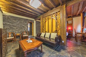 Lijiang Langyun Inn