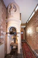 Unique Apartment In Historic Mansion