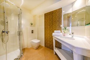Emerald Suites