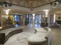 Emerald Suites