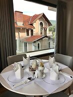 Emerald Suites