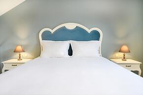Emerald Suites