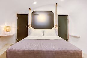 Oia Angle Cavehouse