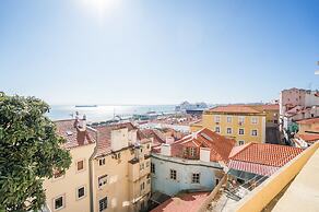 Panoramic Tagus River Terrace Apartment in Alfama