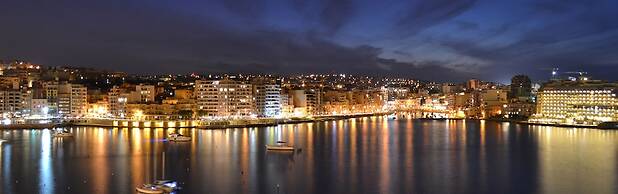 Cosy 1BR Penthouse With Terrace, Great Location