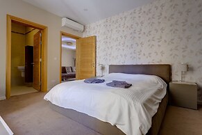 Luxury Apt with Side Sea Views & Pool, Top Location