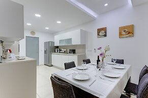 Luxury Apt with Side Sea Views & Pool, Top Location