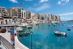 Luxury Seafront Oasis in Central Sliema with Pool