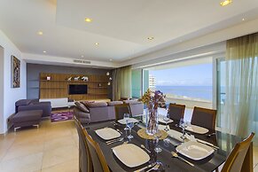 Luxury Seafront Oasis in Central Sliema with Pool