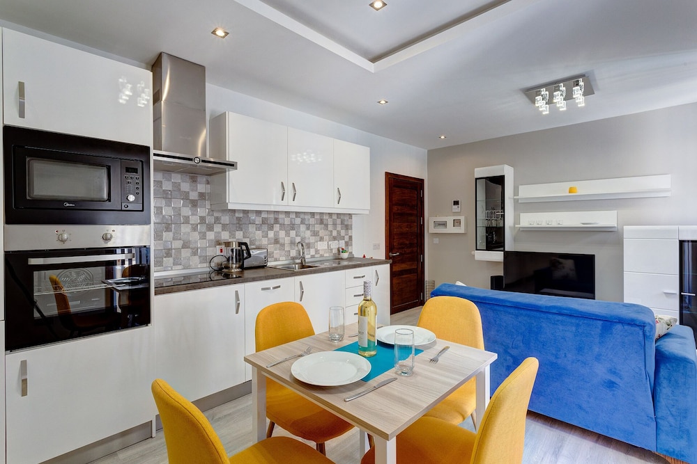 Modern Apartment Just off the Promenade