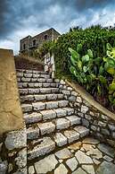 Onar Mani Suites
