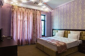 Raymond Hotel
