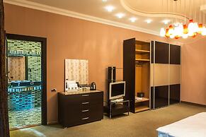 Raymond Hotel