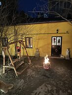 Mavi Ladin Konukevi