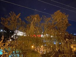 Mavi Ladin Konukevi