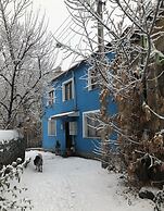 Mavi Ladin Konukevi