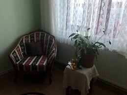 Mavi Ladin Konukevi