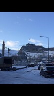Mavi Ladin Konukevi