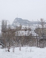 Mavi Ladin Konukevi