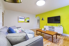 Colourful 2-bedroom Apartment