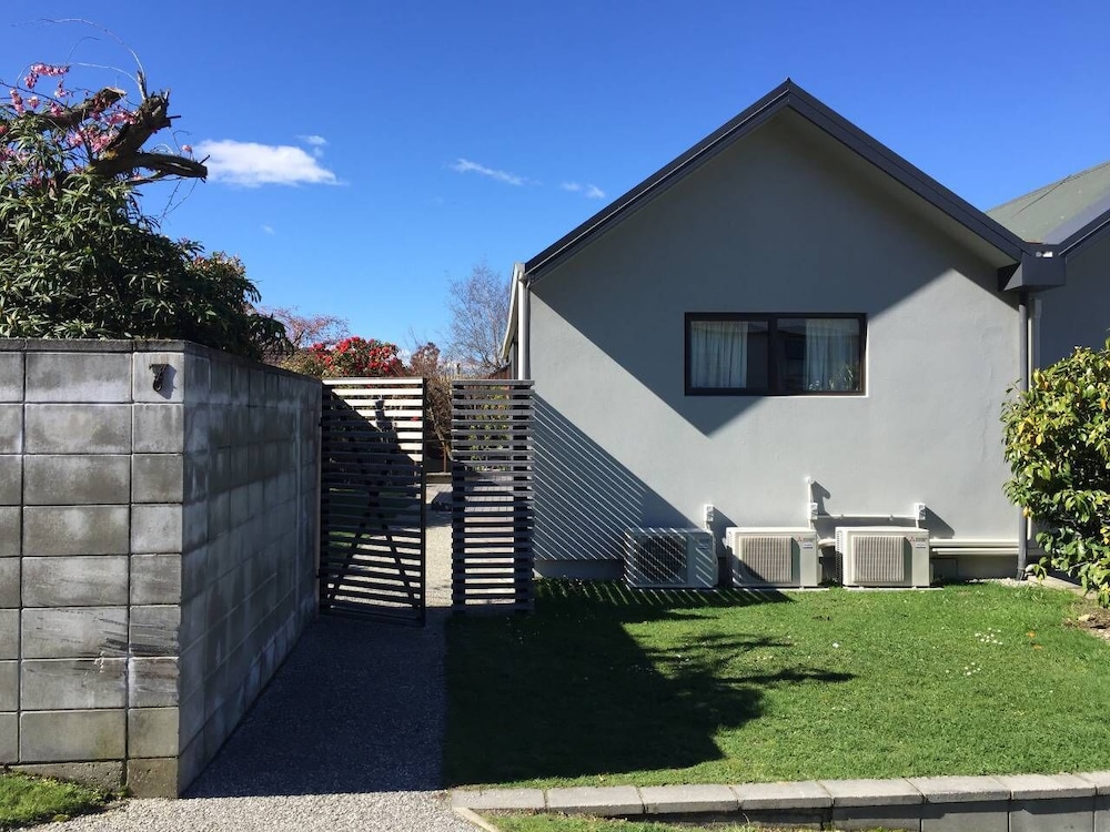 Distinctive Mountain View Spacious Home