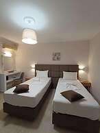 Roussa's Studios and Apartments