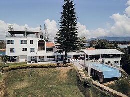 Paradise Lake Hotel