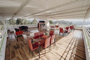 Paradise Lake Hotel