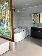 Paradise Lake Hotel