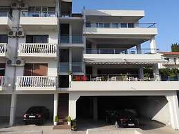 Apartments and Rooms Four Roses
