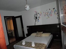 Apartments and Rooms Four Roses