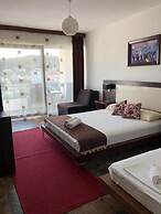 Apartments and Rooms Four Roses