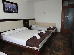 Apartments and Rooms Four Roses