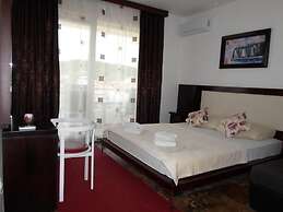 Apartments and Rooms Four Roses