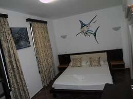 Apartments and Rooms Four Roses