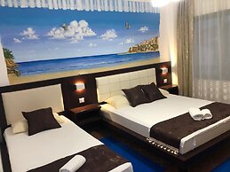 Apartments and Rooms Four Roses