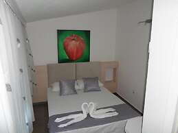 Apartments and Rooms Four Roses