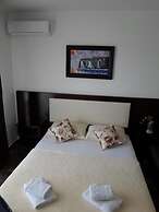 Apartments and Rooms Four Roses
